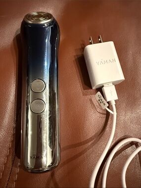 YAMAN Facial Device in Metallic Silver